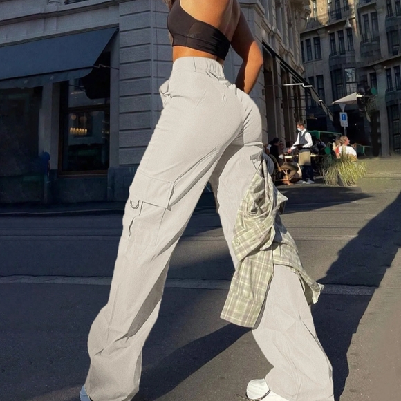 Women's cargo pants good for any ages. - Picture 2 of 5